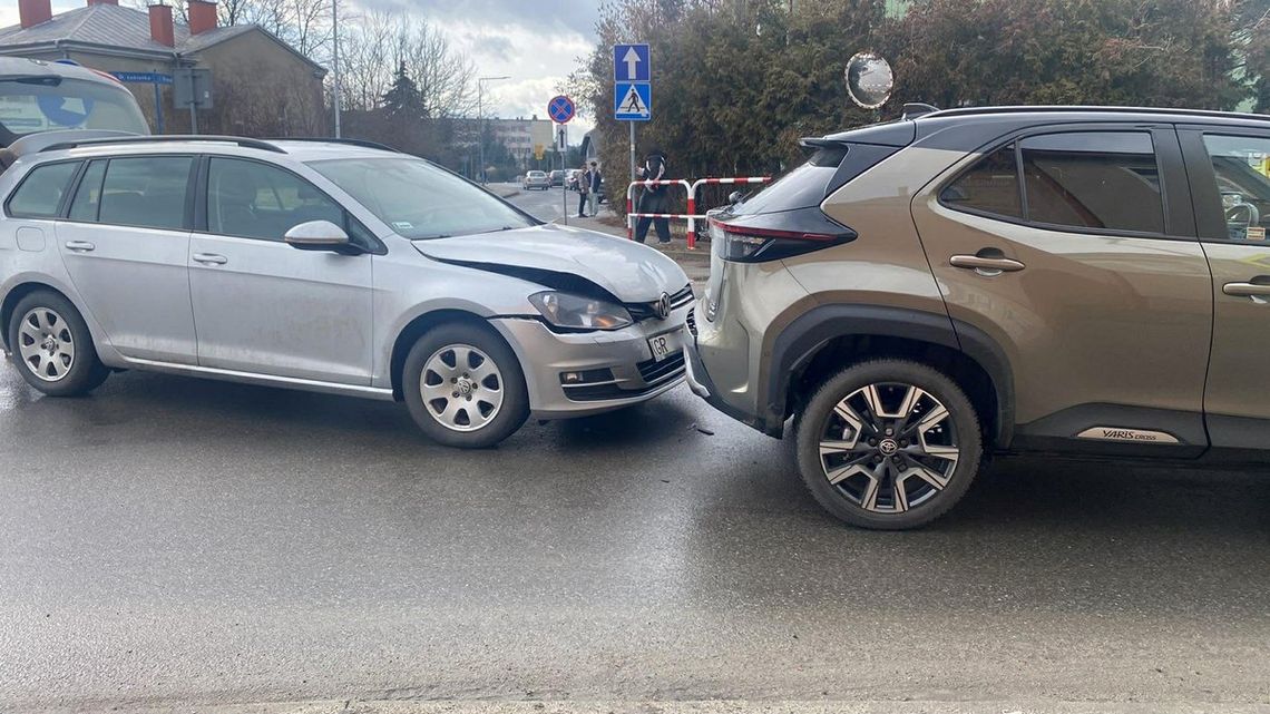 Zdjęcie przedstawia zdarzenie drogowe