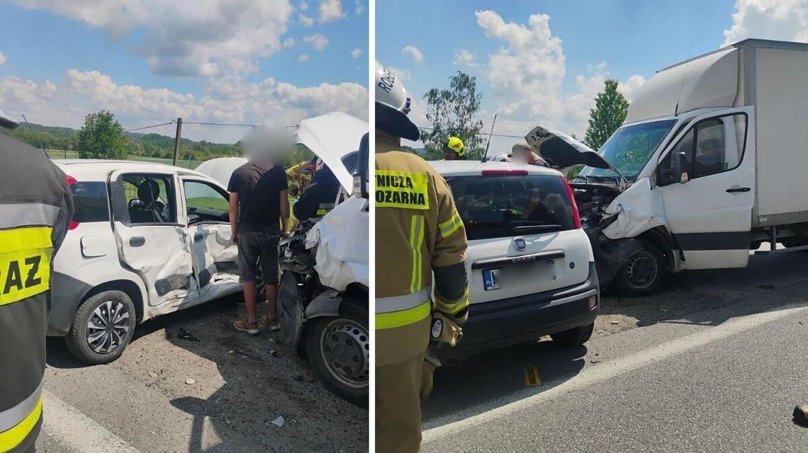 zdjęcie przedstawia strażaków stojących przy ulicy