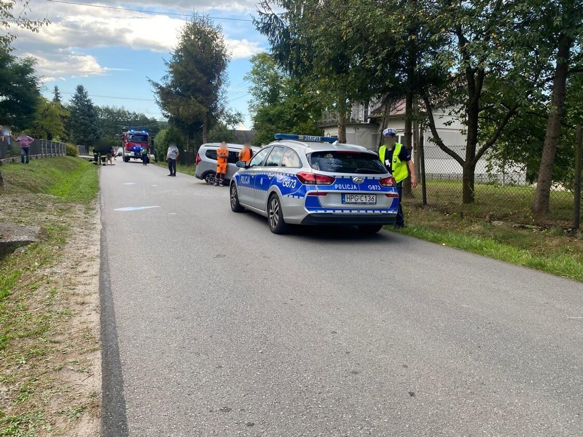 Zdarzenie drogowe w Wójtowej. Samochód uderzył w betonowy przepust. Są osoby ranne