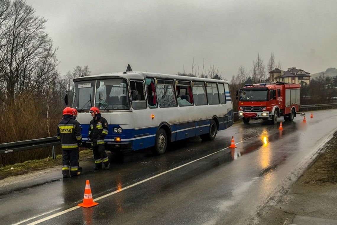 Zderzenie autobusu z przyczepą ciężarówki