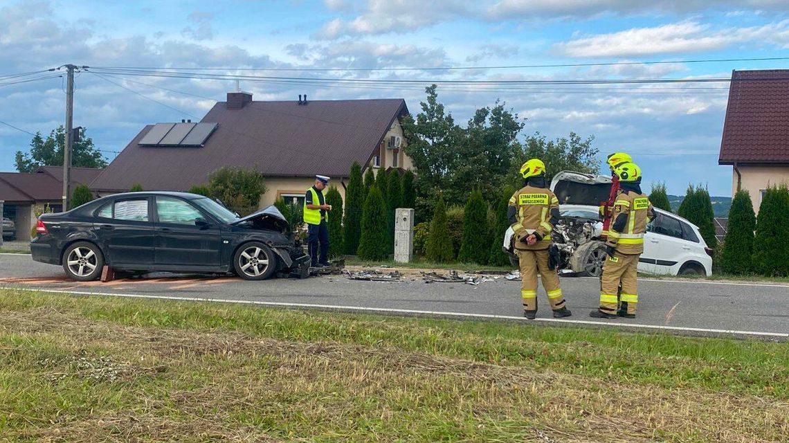 Zderzenie drogowe w Moszczenicy. Są osoby poszkodowane [FOTO]