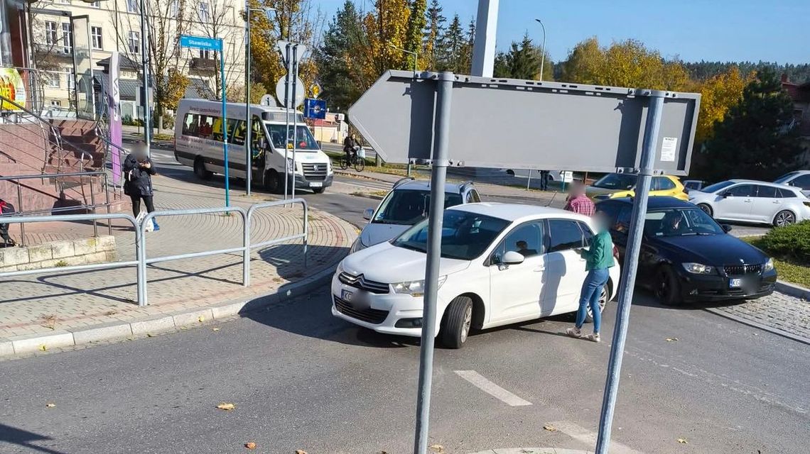 Zderzenie dwóch samochodów w centrum Gorlic. Utrudnienia na głównym skrzyżowaniu Zderzenie dwóch samochodów w centrum Gorlic. Utrudnienia na głównym skrzyżowaniu