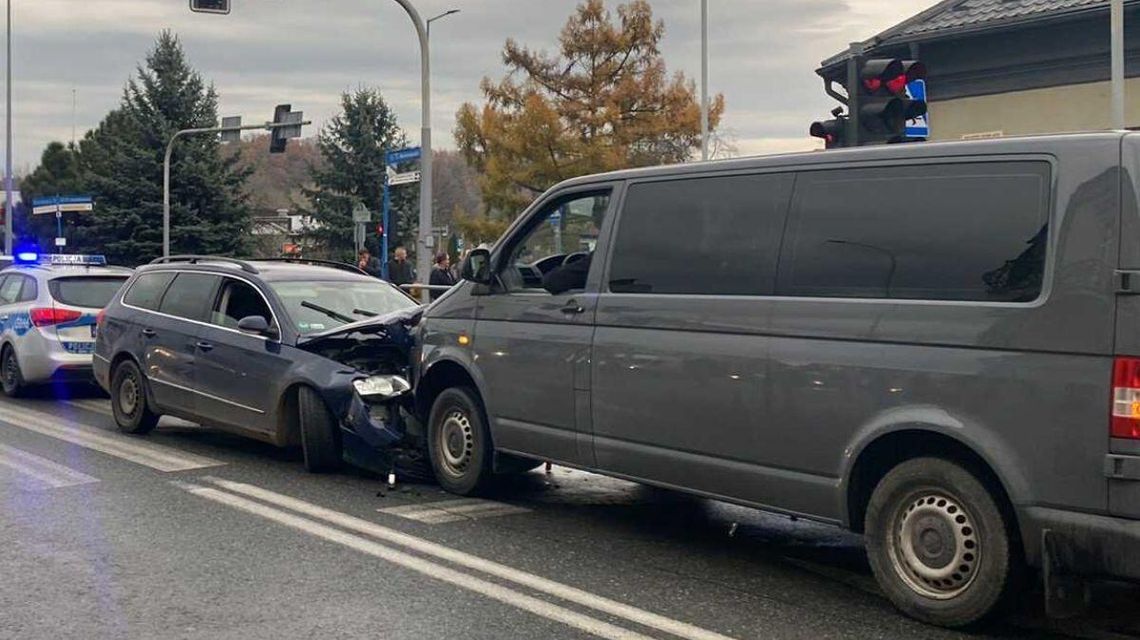 Zdjęcie przedstawia dwa rozbite samochody, obok radiowóz policji