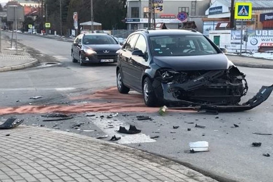 Zderzenie opla i volkswagena, dwie osoby poszkodowane