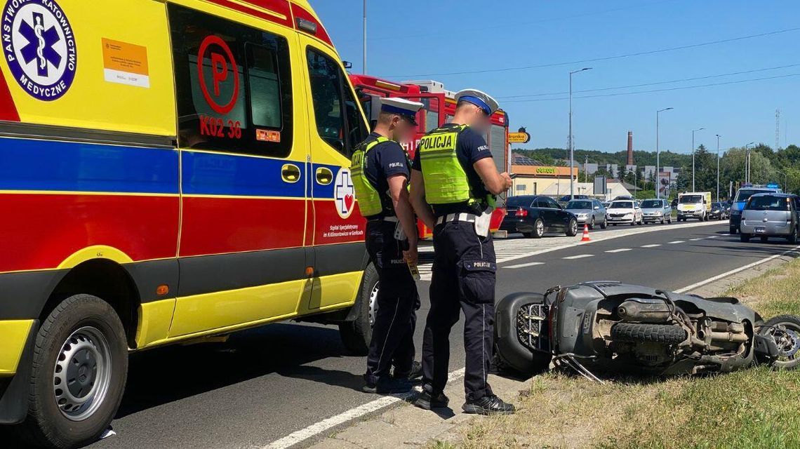 zdjęcie przedstawia policjantów nad motocyklem