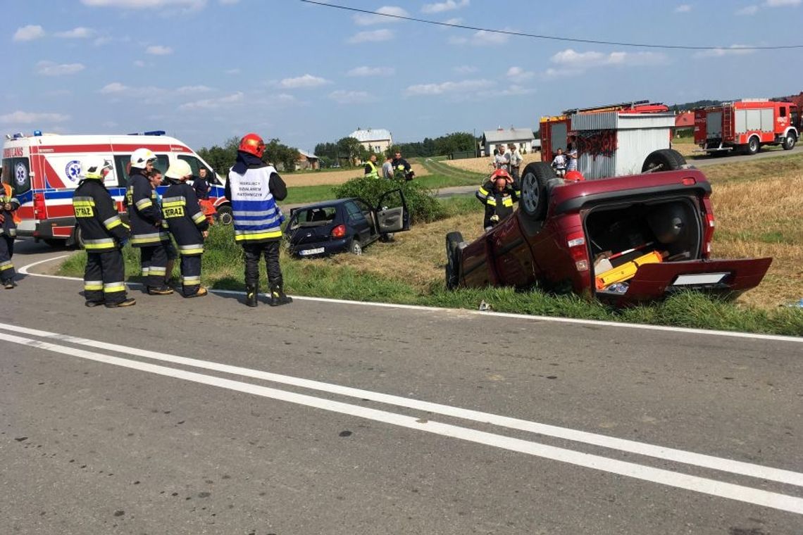 Zderzenie pojazdów w Dominikowicach. Jeden z nich dachował.