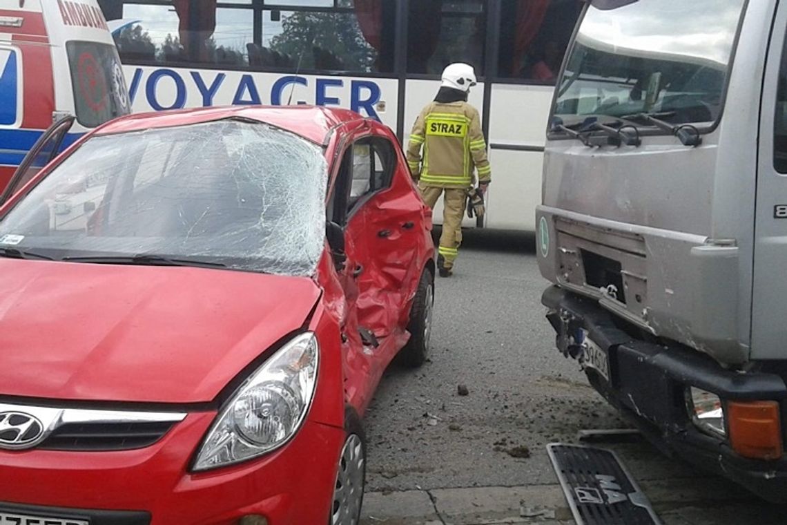 Zderzenie pojazdów w Ropie.  Ciężarówka uderzyła w hyundaia.