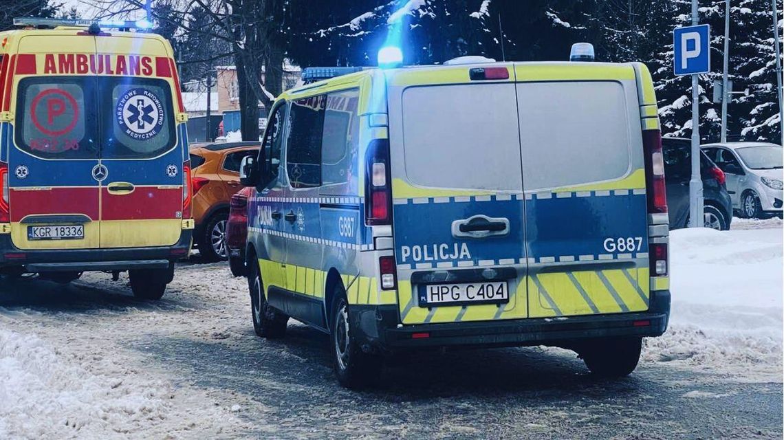 zdjęcie przedstawia radiowóz i karetkę stojącą obok siebie na parkingu