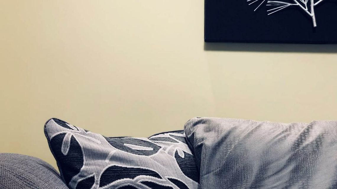 Zdjęcie, nadruk, grafika – jak wybrać formę personalizacji? zdjęcie przedstawia poduszkę na sofie i obraz na ścianie