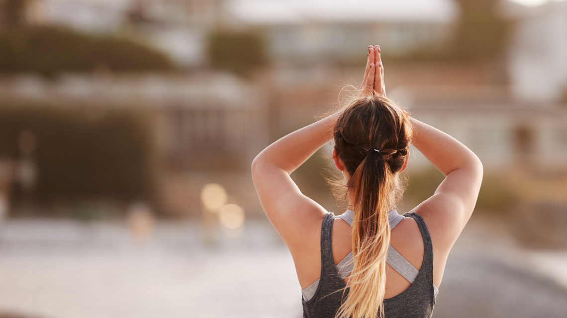 zdjęcie przedstawia kobietę która ma wyciągnięte ręce do góry