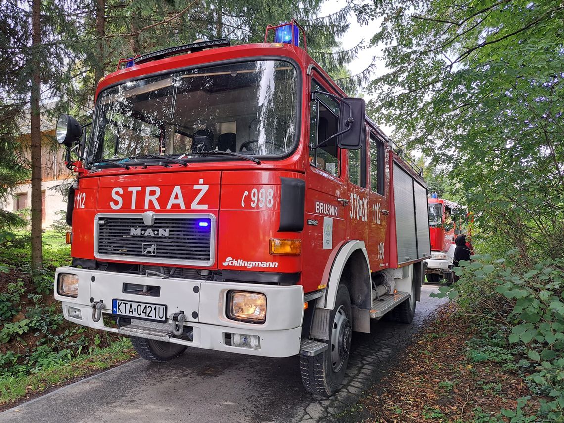 Zdynia. Pożar w budynku mieszkalnym zdjęcie przedstawia samochód straży pożarnej
