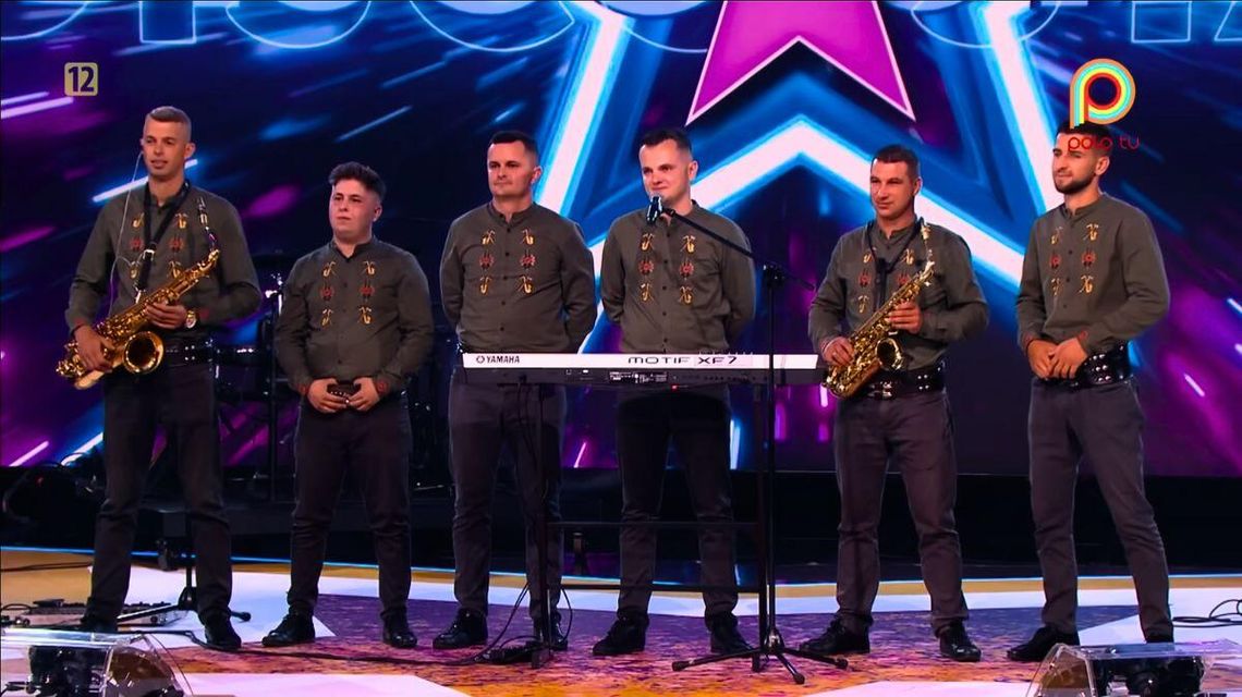 grupa mężczyzn na scenie programu Disco Star