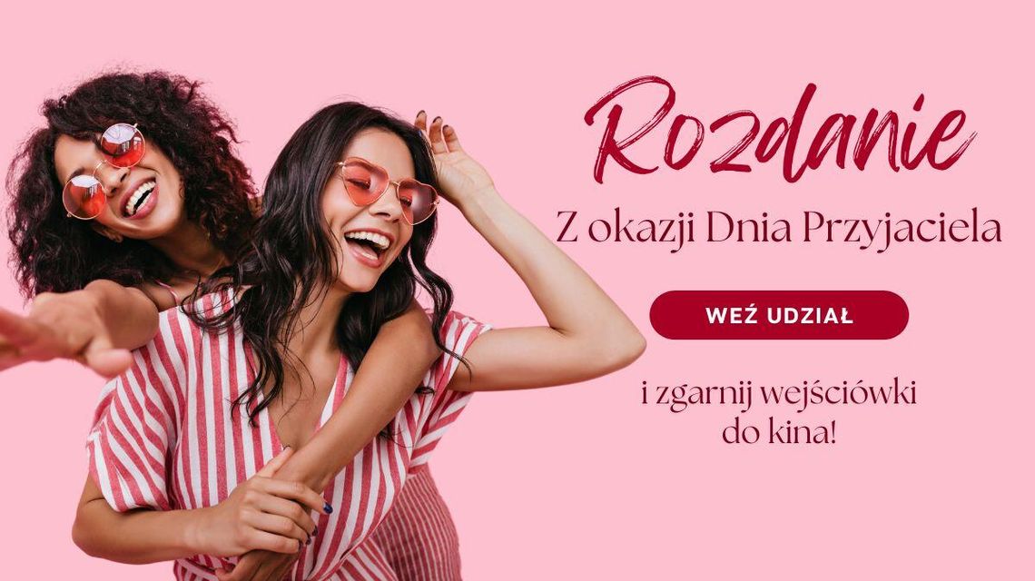 Przyjaciele tulący się na znak przyjaźni