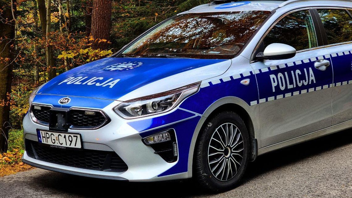 Zignorował sygnalizację świetlną. Mundurowi ujawnili coś więcej zdjęcie przedstawia policyjny radiowóz