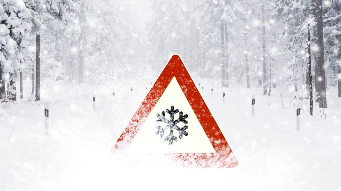 zdjęcie przedstawia zimowy krajobraz z zaśnieżoną drogą