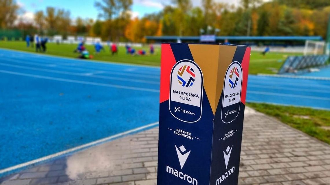 Zimowa przerwa na boiskach. Czas na podsumowanie drużyn powiatu gorlickiego zdjęcie przedstawia pulpit z piłką