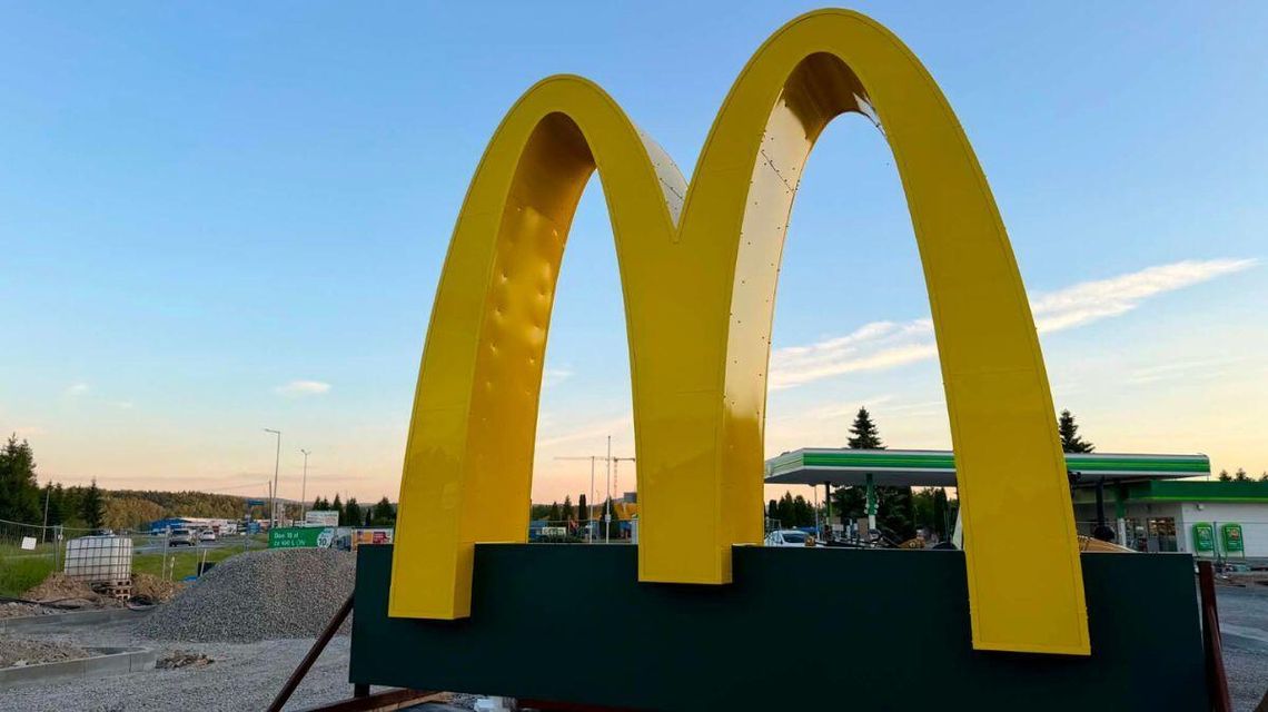 zdjęcie przedstawia literę M reklamę restauracji mcdonalds