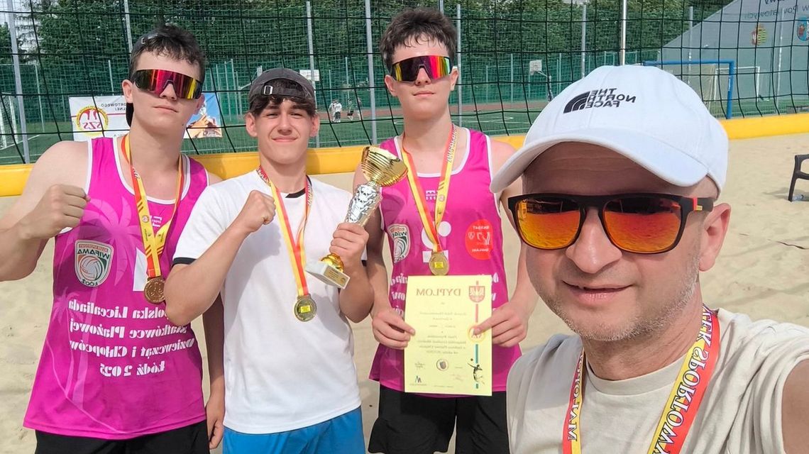 zdjęcie przedstawia 4 mężczyzn na boisku do siatkówki plażowej