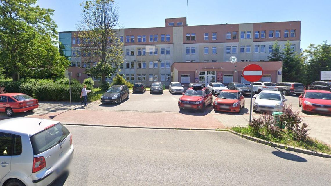 Zdjęcie przedstawia budynek Wydziału Komunikacji i Dróg w Gorlicach