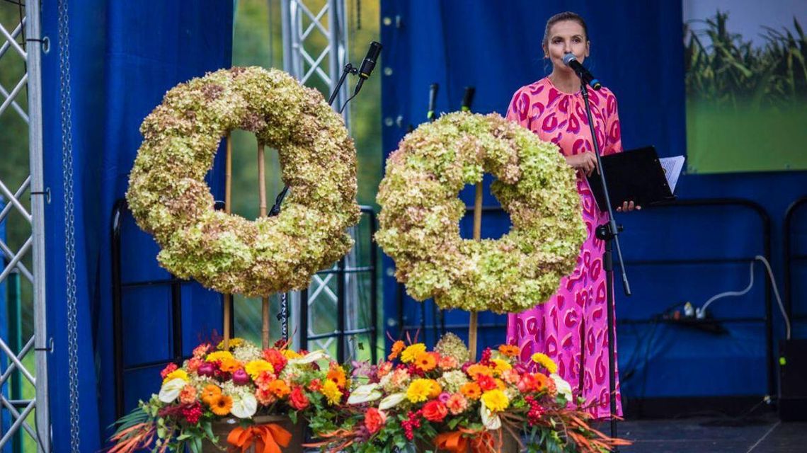 Zdjęcie przedstawia kobietę przemawiającą na Agro Gorlice 2024