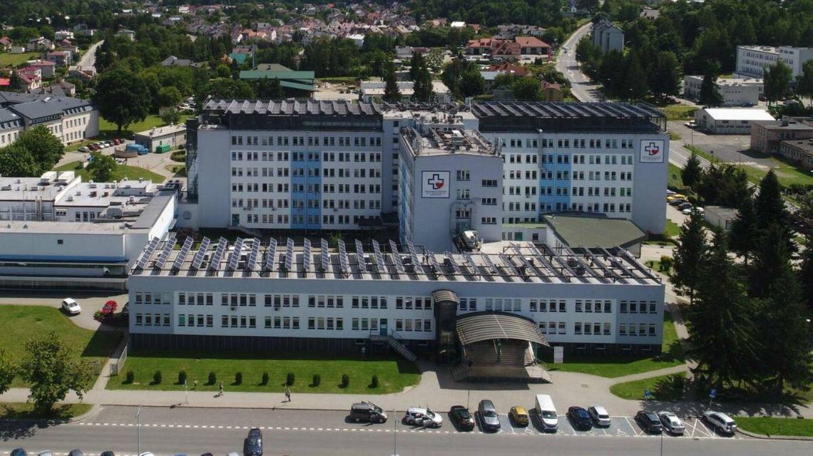 Zmiana przyjęć w Szpitalu Specjalistycznym w Gorlicach Zdjęcie przedstawia budynek szpitala