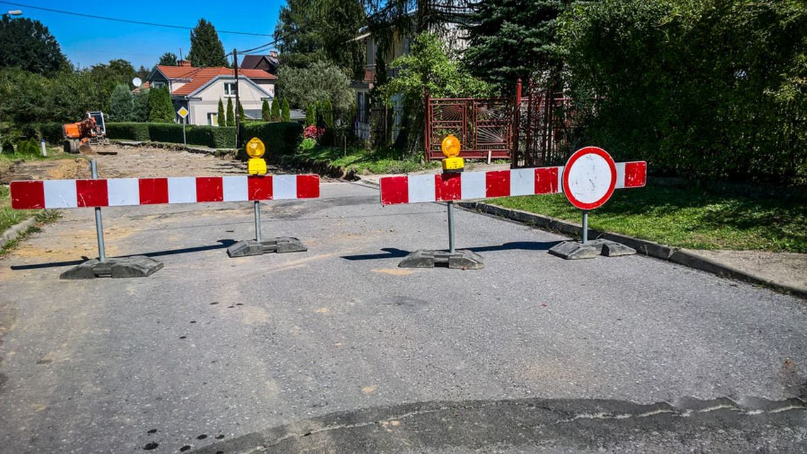 bariery oznaczające zakończenie drogi przed placem budowy na ul. łokietka w Gorlicach