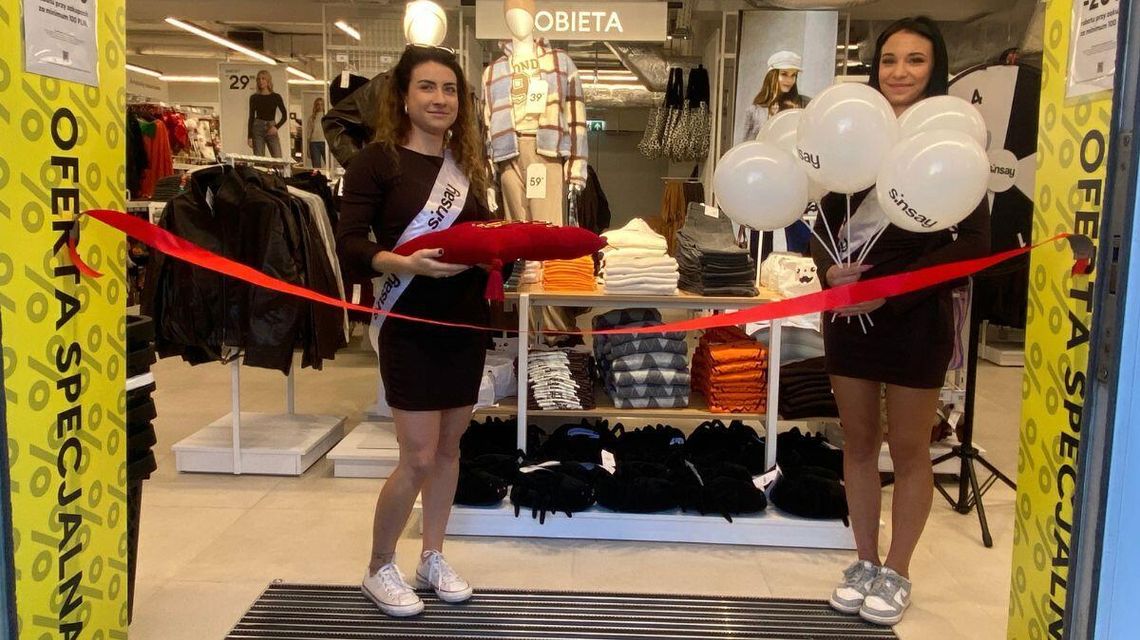 dwie kobiety, jedna z nich trzyma balony a druga czerwoną poduszkę podczas Otwarcia sklepu Sinsay w Gorlicach