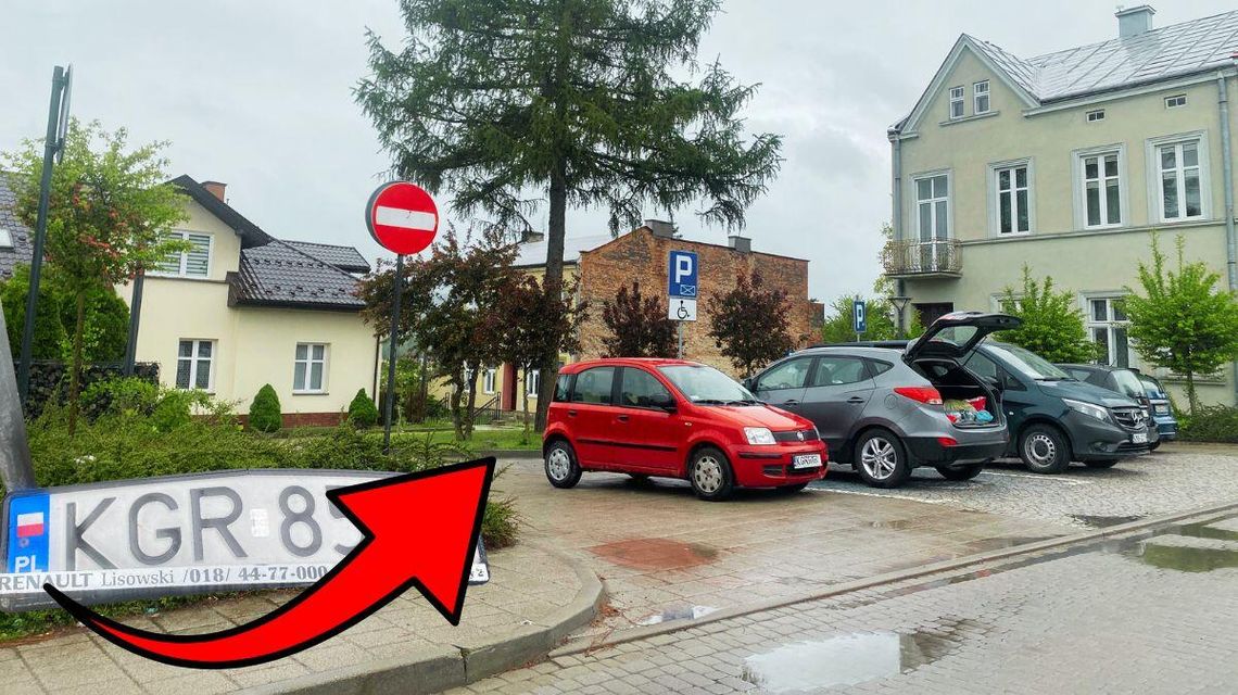 zdjęcie przedstawia parking z samochodami