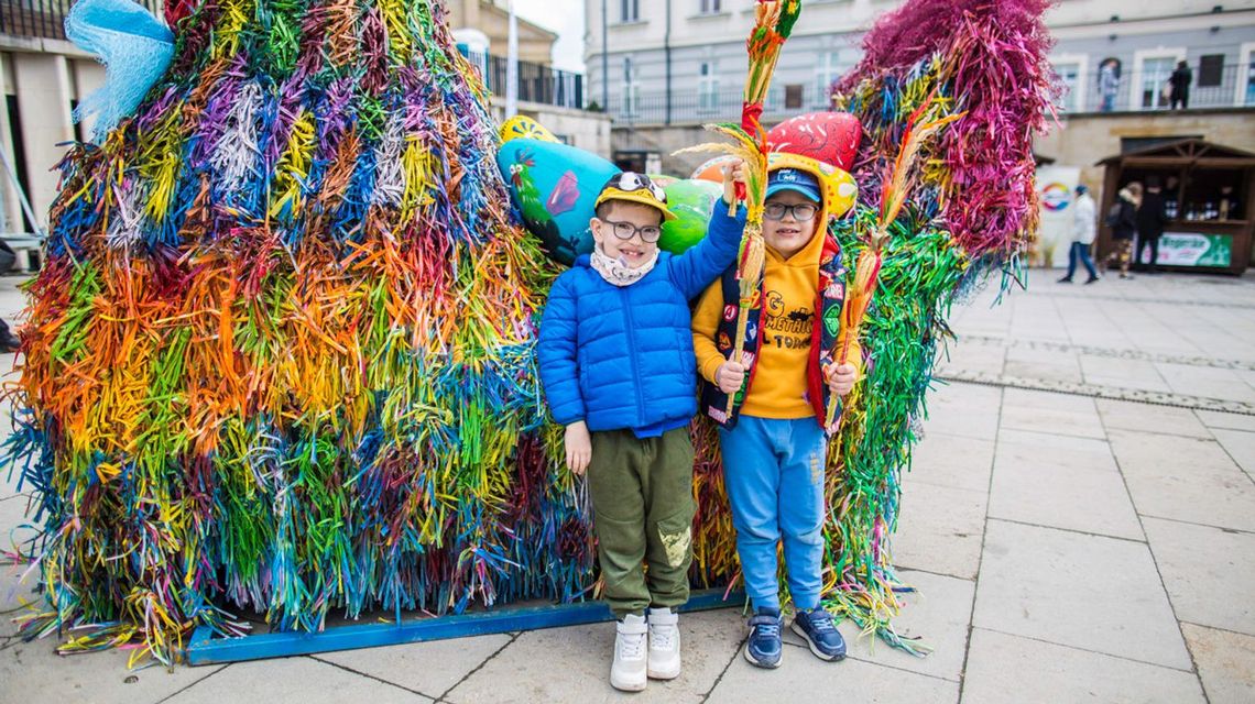 Zdjęcie przedstawia chłopców i kurkę Bronię