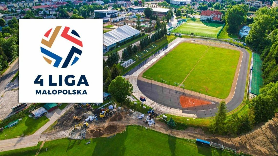 widok na stadion z drona, obok logotyp 4. ligi małopolskiej piłki nożnej