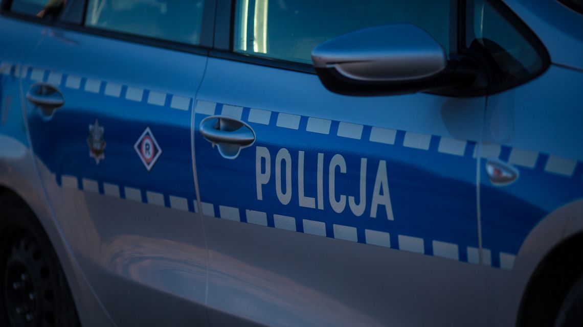 Znów bardzo pijani kierujący na naszych drogach. Oni nie mają umiaru zdjęcie przedstawia policyjny radiowóz