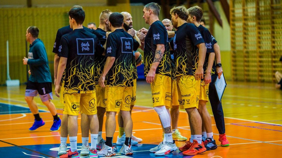 zdjęcie przedstawia koszykarzy przed meczem