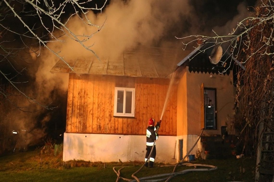 Znów pożar drewnianego domu. Ogień pojawił się na poddaszu.