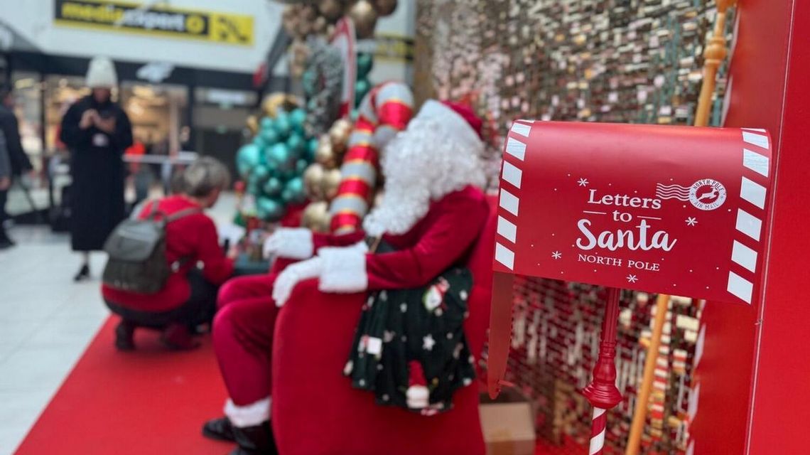 Zrób zakupy w Galerii Gorlickiej. Otrzymasz świąteczny upominek zdjęcie przedstawia mikołaja w galerii