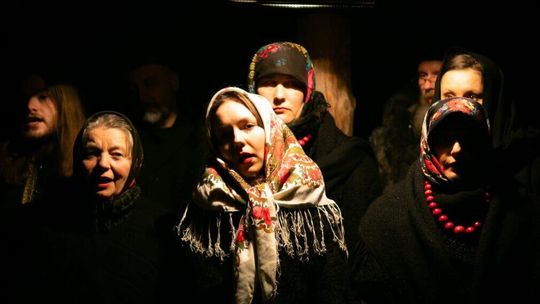 plakat zapowiadający wydarzenie - Czytanie performatywne sztuki Marii Gustowskiej pt „Tu kiedyś stał dom”