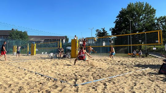Zdjęcie przedstawia plakat zapowiadający wydarzenie - Otwarte Mistrzostwa Gorlic w Siatkówce Plażowej