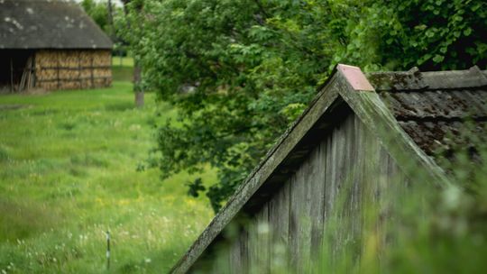 plakat zapowiadający wydarzenie - Tutaj Kiedyś stał dom- Spektakl teatralny grupy Plemię