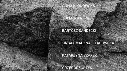 Plakat zapowiadający Wernisaż wystawy rzeźby wykładowców Akademii Sztuk Pięknych w Warszawie pt. Grunt