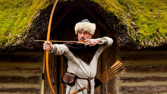 Wystawa pt. Drewniane Łuki Historyczne - rekonstrukcje wykonane przez Bogusława Popka | zapowiedzi imprez – halogorlice.info Mężczyzna strzelający z łuku