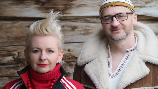 plakat zapowiadający wydarzenie -  Zbieracze Kości – Spektakl Międzypokoleniowej Grupy Teatralnej Plemię