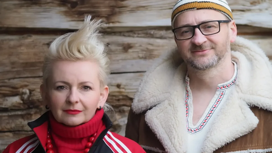 zdjęcie przedstawia plakat promujacy wydarzenie - Zbieracze Kości – Spektakl Międzypokoleniowej Grupy Teatralnej Plemię