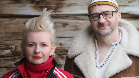 zdjęcie przedstawia plakat promujacy wydarzenie - Zbieracze Kości – Spektakl Międzypokoleniowej Grupy Teatralnej Plemię