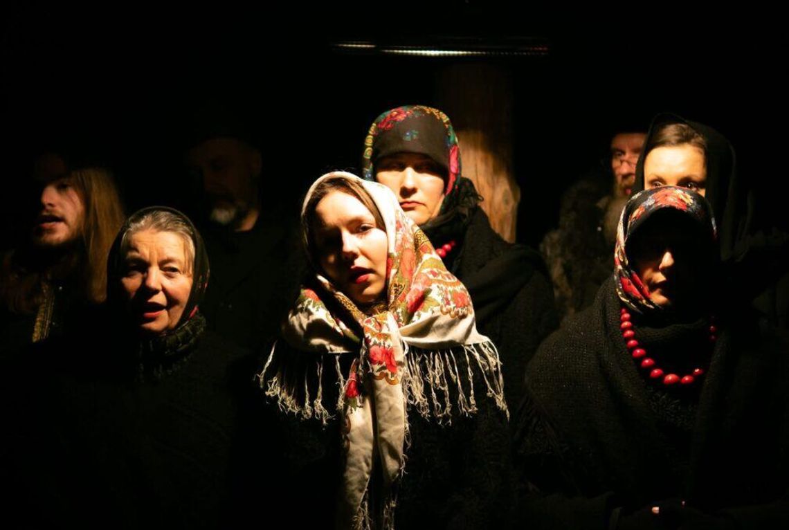 plakat zapowiadający wydarzenie - Czytanie performatywne sztuki Marii Gustowskiej pt „Tu kiedyś stał dom”