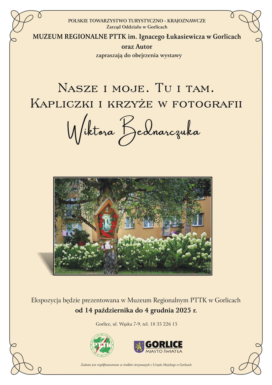 plakat zapowiadający wystawę, Nasze i moje. Tu i tam. Krzyże i kapliczki w fotografii Wiktora Bednarczuka