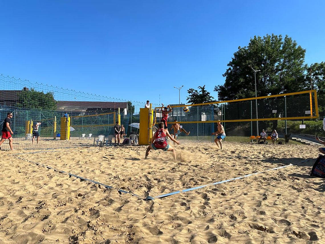 Zdjęcie przedstawia plakat zapowiadający wydarzenie - Otwarte Mistrzostwa Gorlic w Siatkówce Plażowej