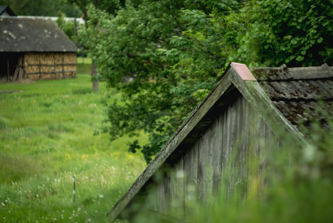plakat zapowiadający wydarzenie - Tutaj Kiedyś stał dom- Spektakl teatralny grupy Plemię