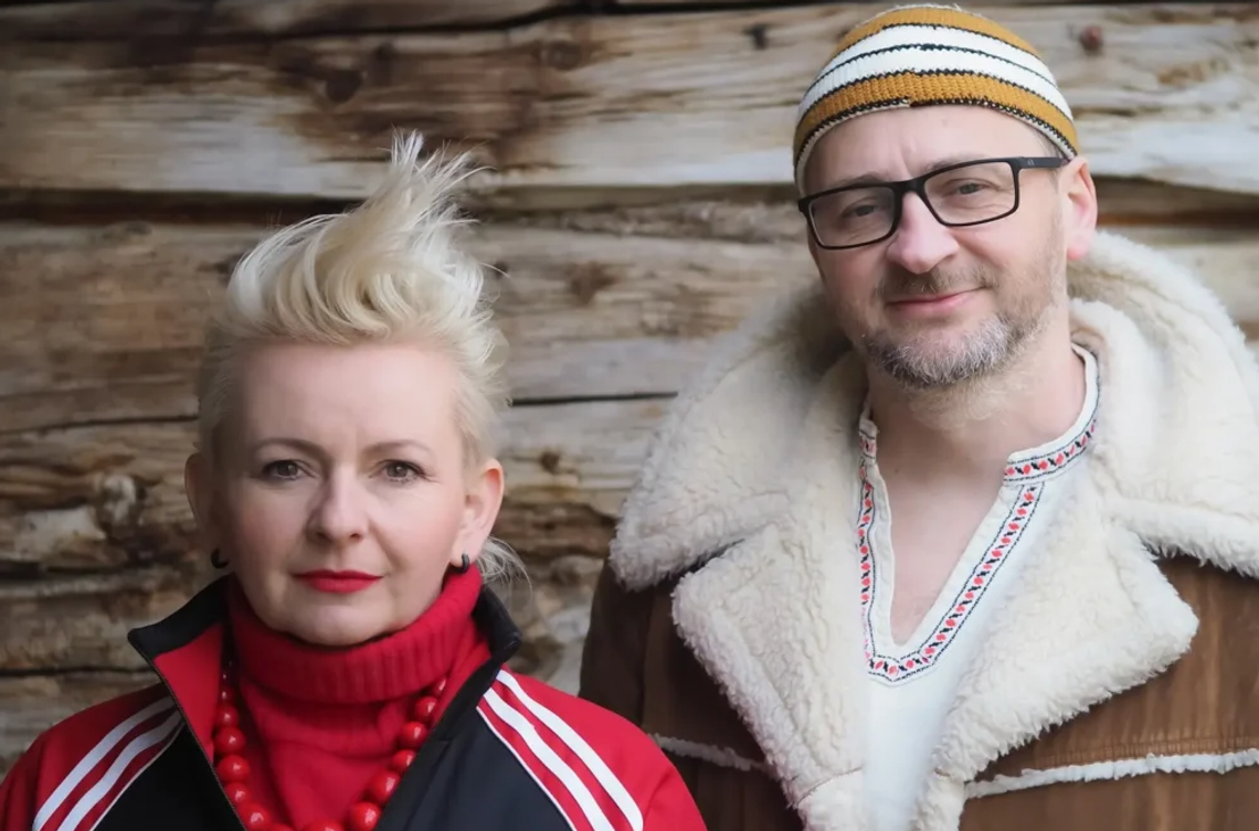 zdjęcie przedstawia plakat promujacy wydarzenie - Zbieracze Kości – Spektakl Międzypokoleniowej Grupy Teatralnej Plemię