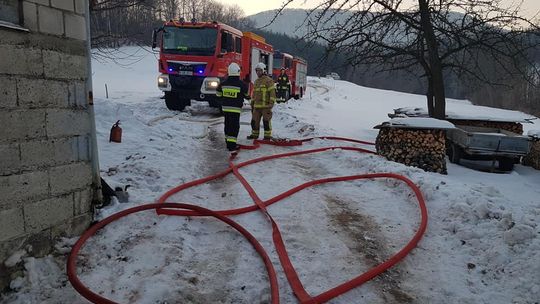 Ropa. Pożar garażu. W środku samochód z LPG. [ZDJĘCIA]