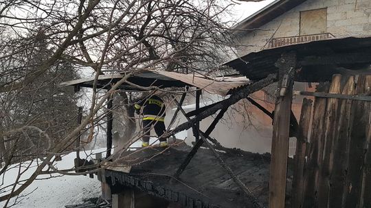 Ropa. Pożar garażu. W środku samochód z LPG. [ZDJĘCIA]