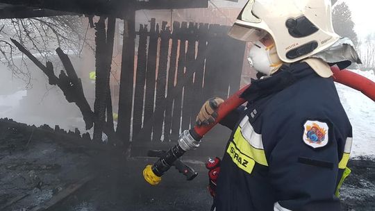 Ropa. Pożar garażu. W środku samochód z LPG. [ZDJĘCIA]